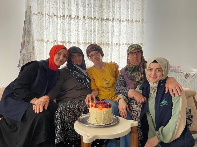 79 yaşına giren Pambuk ninenin ilk kez doğum günü kutlandı
