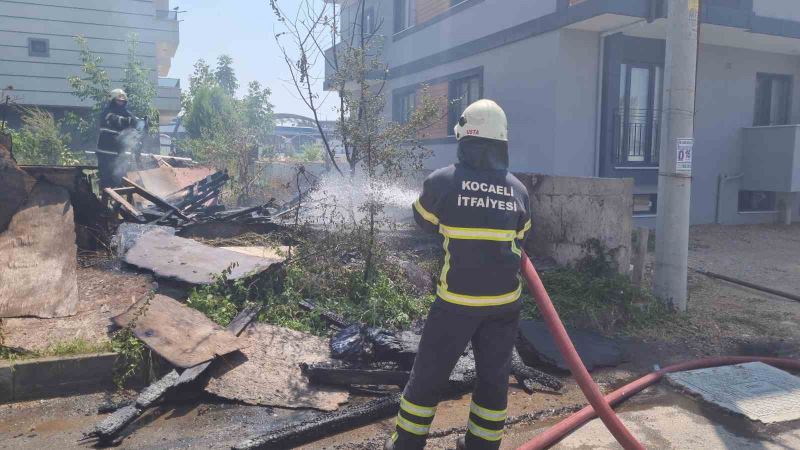 Gebze’de barakada yangın çıktı
