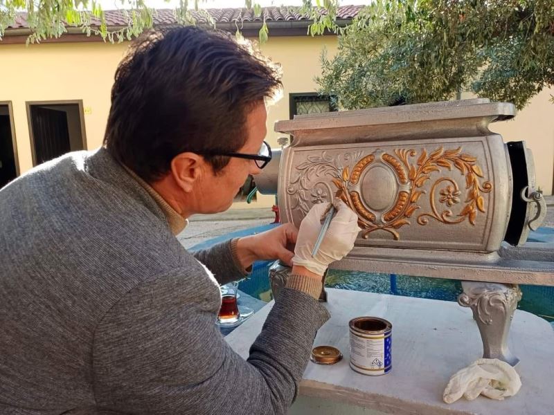 Osmanlı döneminden kalma çini soba Sıdıka Erke Etnografya Müzesi’nde restore ediliyor
