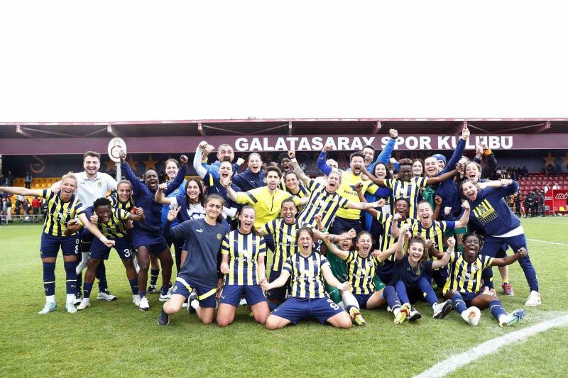 Fenerbahçe Kadın Futbol Takımı 13 oyuncu ile sözleşme yeniledi
