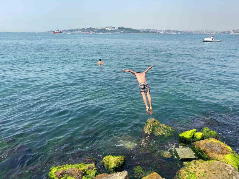 İstanbul’da termometreler 34 dereceyi gördü, vatandaşlar Üsküdar’da denize girdi
