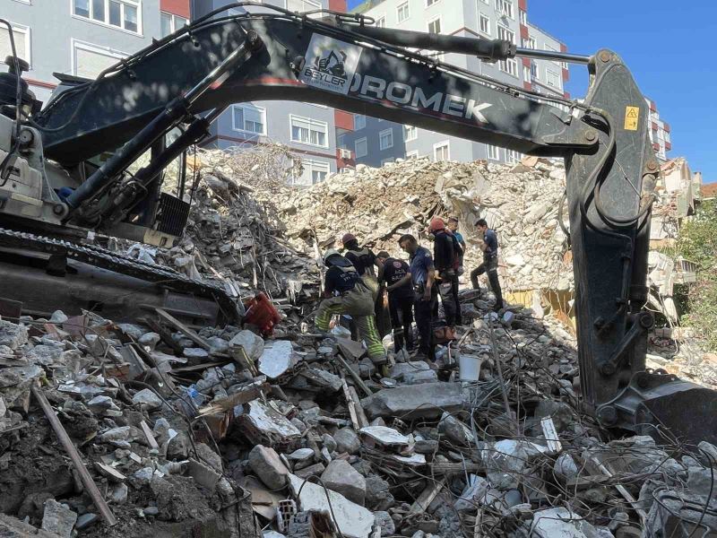 Bakırköy’de bina yıkımı sırasında yaşanan göçükte kalan işçi kurtarıldı
