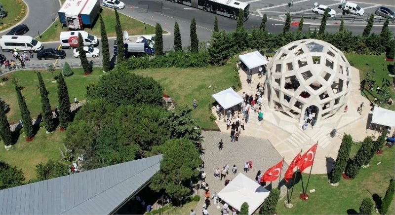 15 Temmuz Şehitler Anıtı’na ziyarete gelenler havadan görüntülendi
