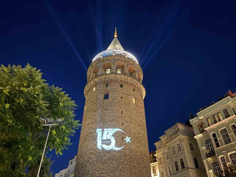 15 Temmuz şehitlerinin fotoğrafları Galata Kulesi’ne yansıtıldı
