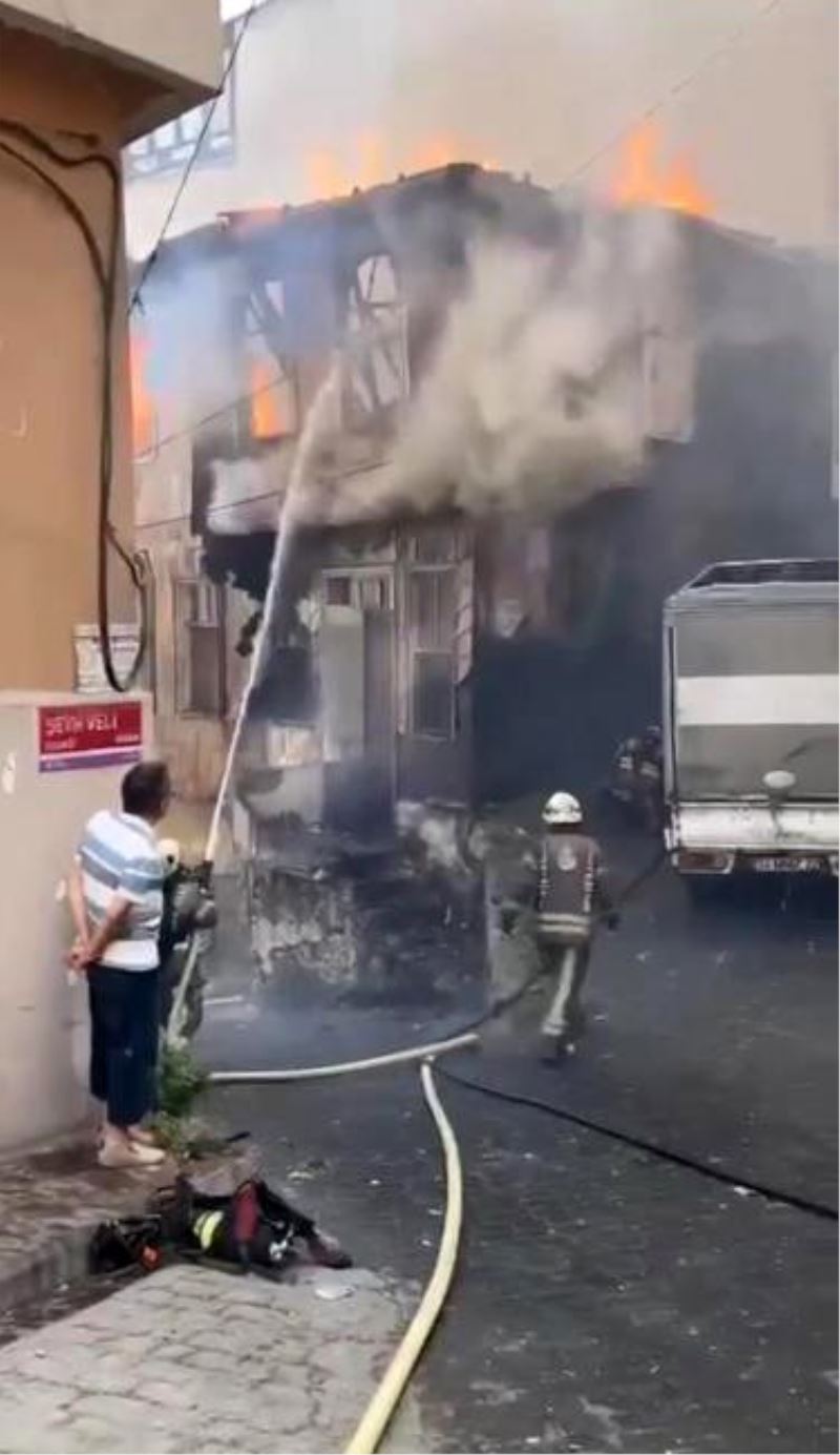 Beyoğlu’nda yanan ahşap binanın çöktüğü an kamerada