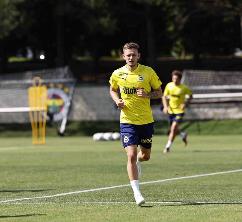 Fenerbahçe’de yeni transfer Sebastian Szymanski, ilk antrenmanına çıktı
