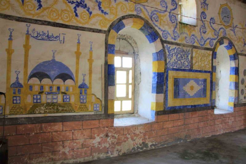 Yıkılma tehlikesi yaşayan tarihi caminin duvarını süsleyen ‘Ayasofya’
