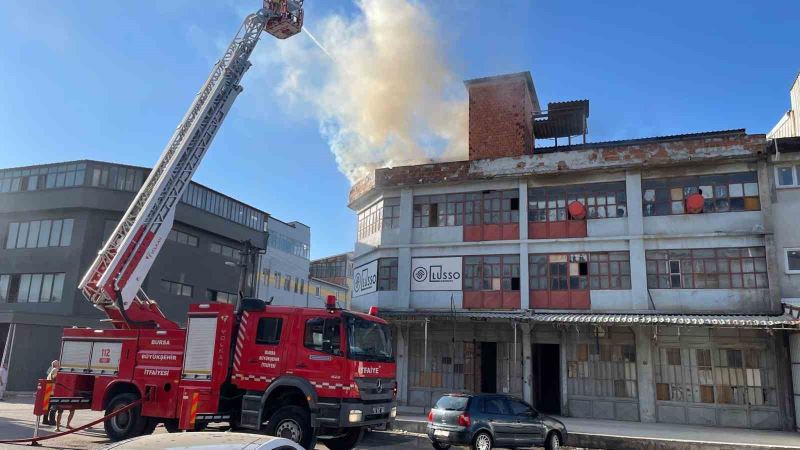 3 katlı mobilya atölyesinin terası alevlere teslim oldu
