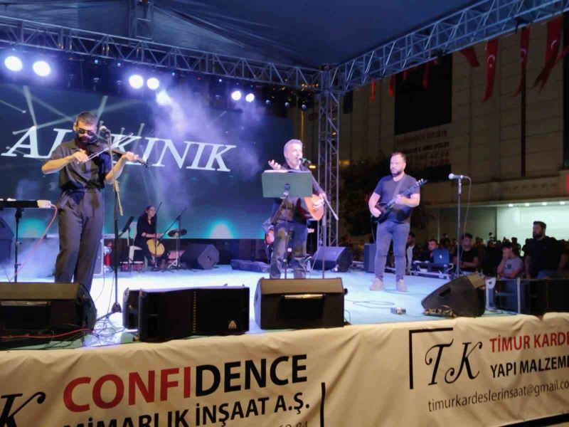 Ali Kınık, ŞEGAFED Sultanbeyli’de 15 Temmuz şehitleri için konseri verdi
