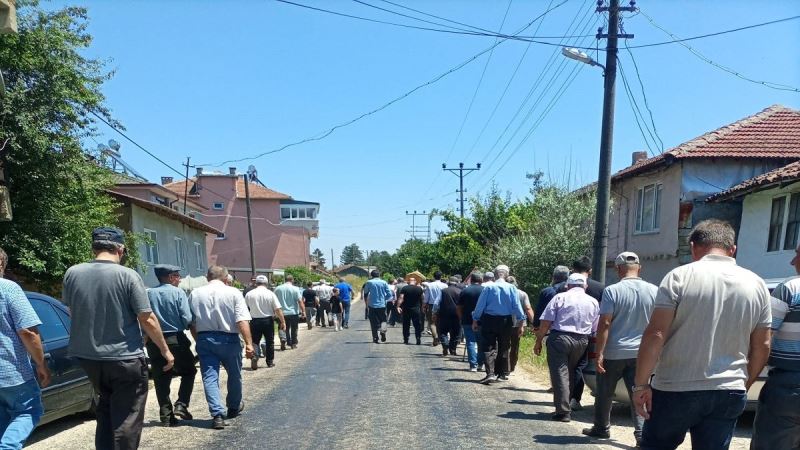 Vatandaşlar cenazelerini eriyen ziftler sebebi ile mezarlığa güçlükle götürdü
