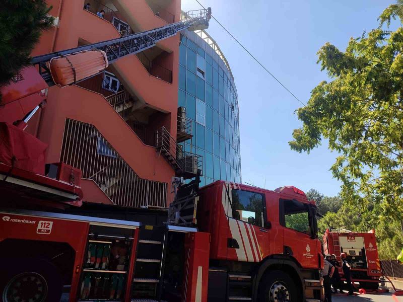 Bakırköy Sadi Konuk Eğitim ve Araştırma Hastanesi’nde korkutan yangın
