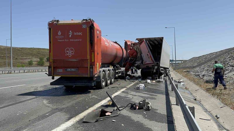 İBB’ye ait İSTAÇ tırı otoyolda kamyonete çarptı : 1 yaralı
