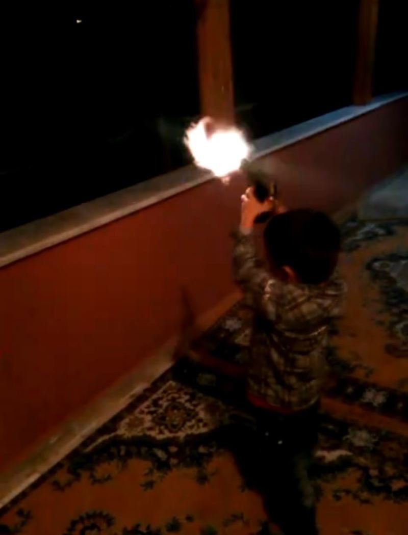 Sakarya’da pes dedirten görüntü: 4 yaşındaki yeğeninin eline silahı verip ateş ettirdi
