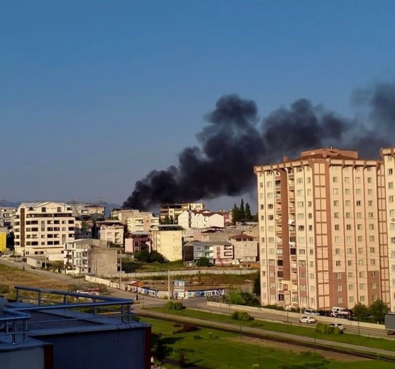 Çatı alev alev yandı, mahallelinin izlemesi dikkatlerden kaçmadı
