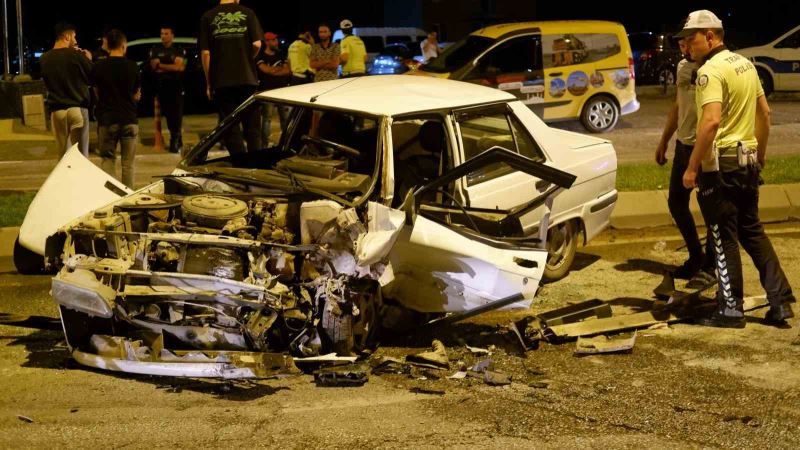 Ters yöne giren otomobil kazaya neden oldu: O anlar güvenlik kamerasına yansıdı
