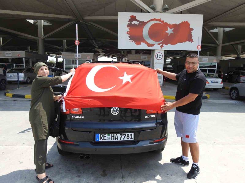 Kapıkule’de gurbetçi yoğunluğu: Tatillerini Türkiye’de geçirmek için sınır kapılarına akın ediyorlar