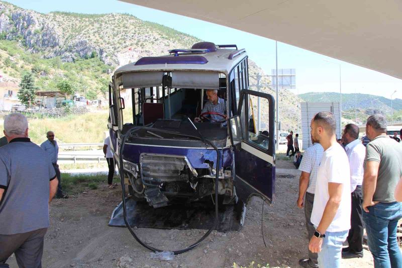 Amasya’da otomobille çarpışan minibüs köprü ayağına daldı: 8 yaralı
