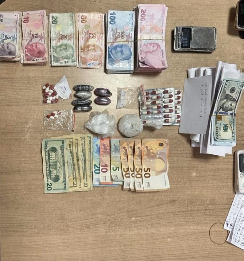 Fatih’te uyuşturucu ticareti polise takıldı: Oyuncak ayıdan para ve uyuşturucu çıktı
