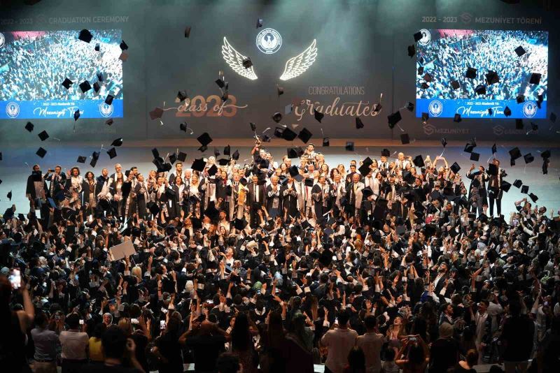 İGÜ’lü 10 bin 397 öğrenci mezuniyet keplerini attı
