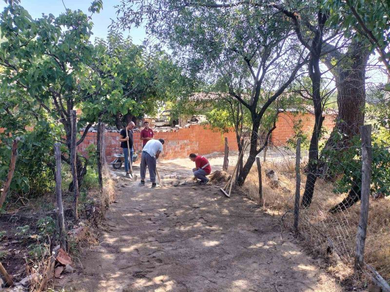 Kırsalda sokaklar parke taş ile örülüyor
