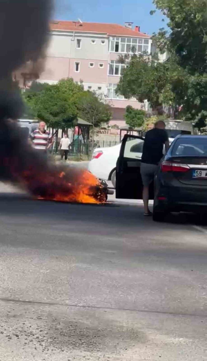 Yol ortasında alev alan motosiklet patlayarak kül oldu
