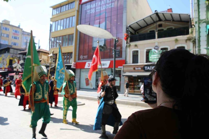 Mehter takımı İzmitlileri marşlarla selamladı
