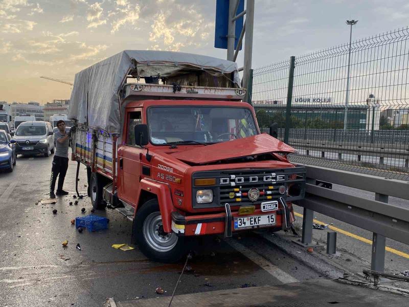 Küçükçekmece’de otomobil, meyve yüklü kamyonete arkadan çarptı: 2 ölü

