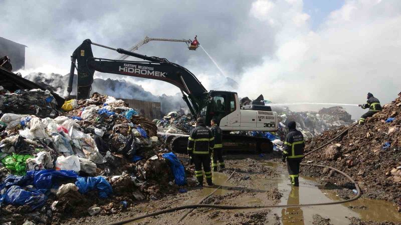 Geri dönüşüm fabrikasında 18 saattir soğutma çalışması yapılıyor
