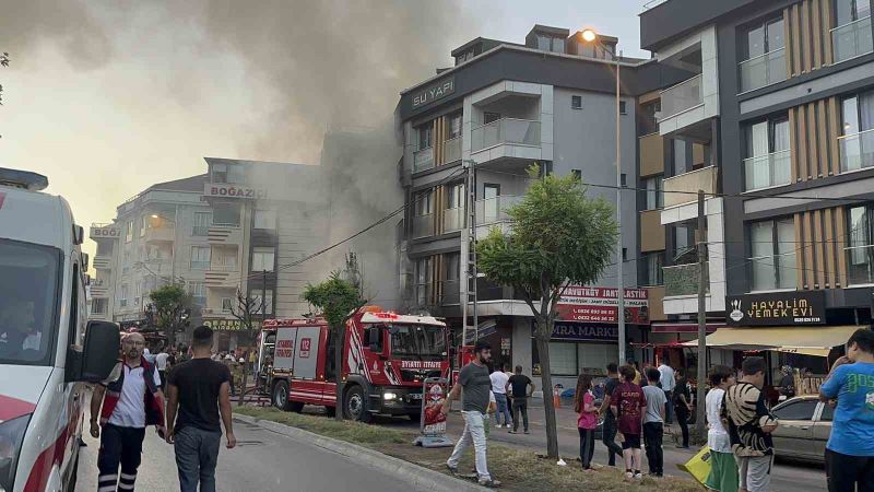 Arnavutköy’de sigara izmaritinden çıkan yangın 6 katlı iki binaya sıçradı
