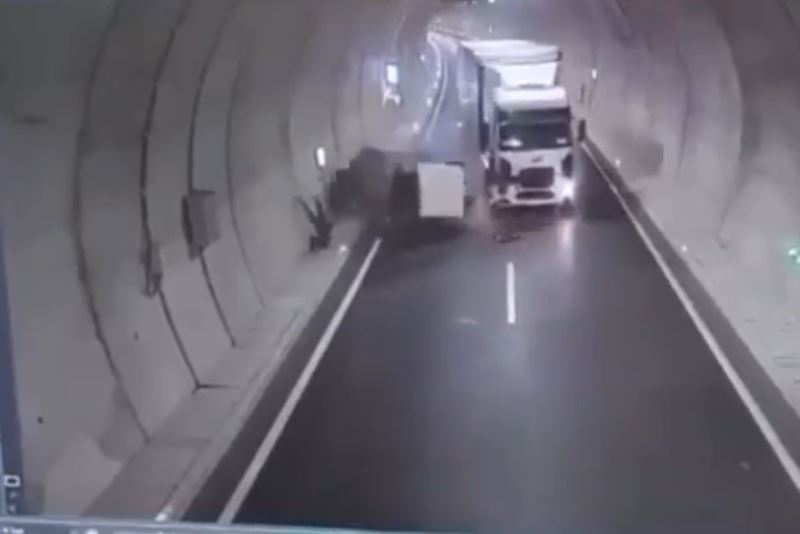 Assos Tüneli içinde traktöre arkadan çarpan kamyonun kaza anına ait görüntüleri ortaya çıktı
