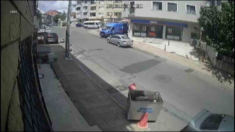 Ataşehir’de kendi kendine ilerleyen çöp konteyneri park halindeki otomobile çarptı
