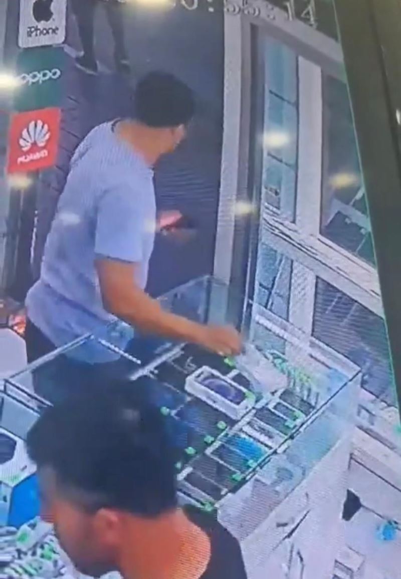 Fatih’te incelediği telefonu alıp kaçan şüpheli kamerada