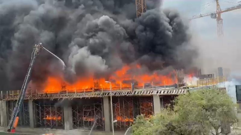 Avcılar’da ticaret merkezi şantiyesindeki yangın söndürüldü