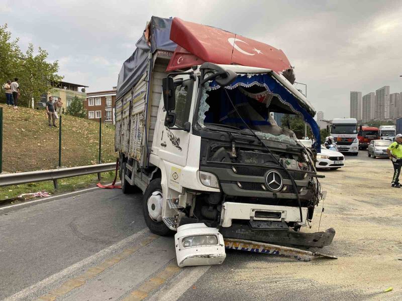 Esenyurt’ta bariyerlere çarpan sebze yüklü kamyon devrildi: 1 ölü, 1 yaralı