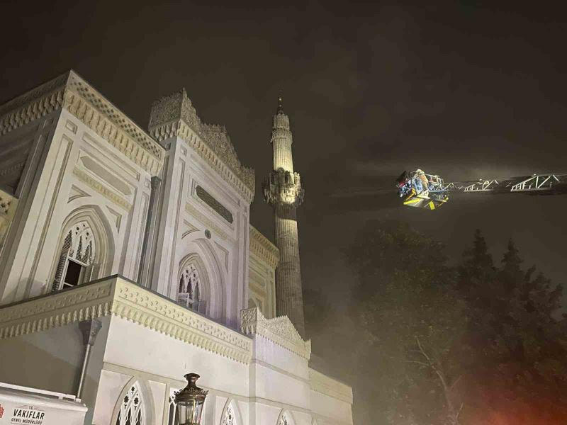 Beşiktaş Yıldız Hamidiye Camisi’nde çıkan yangın paniğe neden oldu