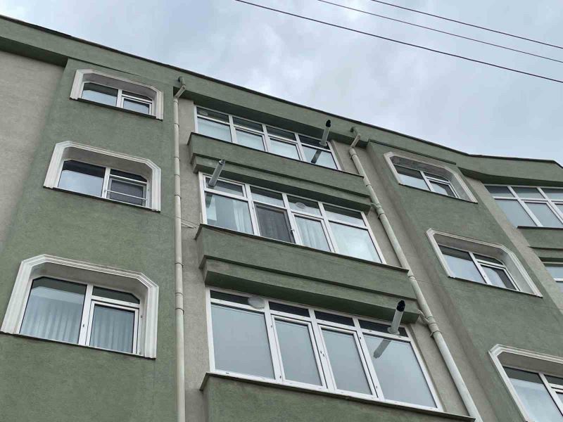 Edirne’de pencere sinekliğine yaslanan çocuk 3’üncü kattan düştü
