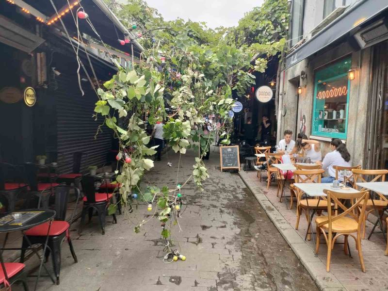 Beyoğlu’nda faciadan dönülen anlar kamerada: Ağaç devrildi, çevredekiler son anda kurtuldu