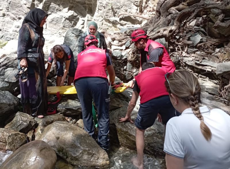Edremit’te kayalıklardan düşen turistin yardımına itfaiye ekipleri koştu
