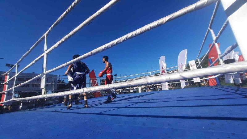 Genç boksörler 15 Temmuz şehitleri anısına Beyoğlu’nda ringe çıktı
