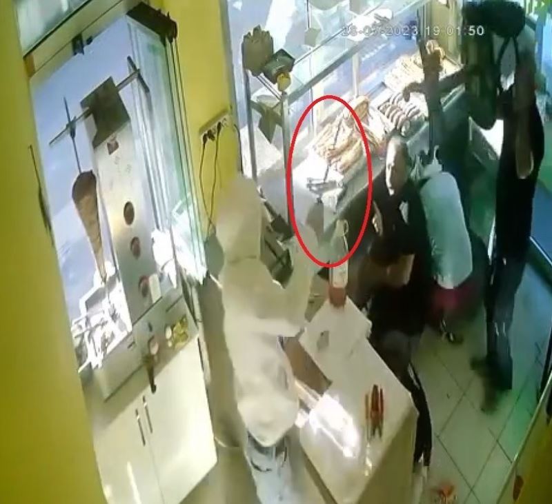 Hamile kadını darp eden şahsın iş yerine yapılan saldırının görüntüleri ortaya çıktı
