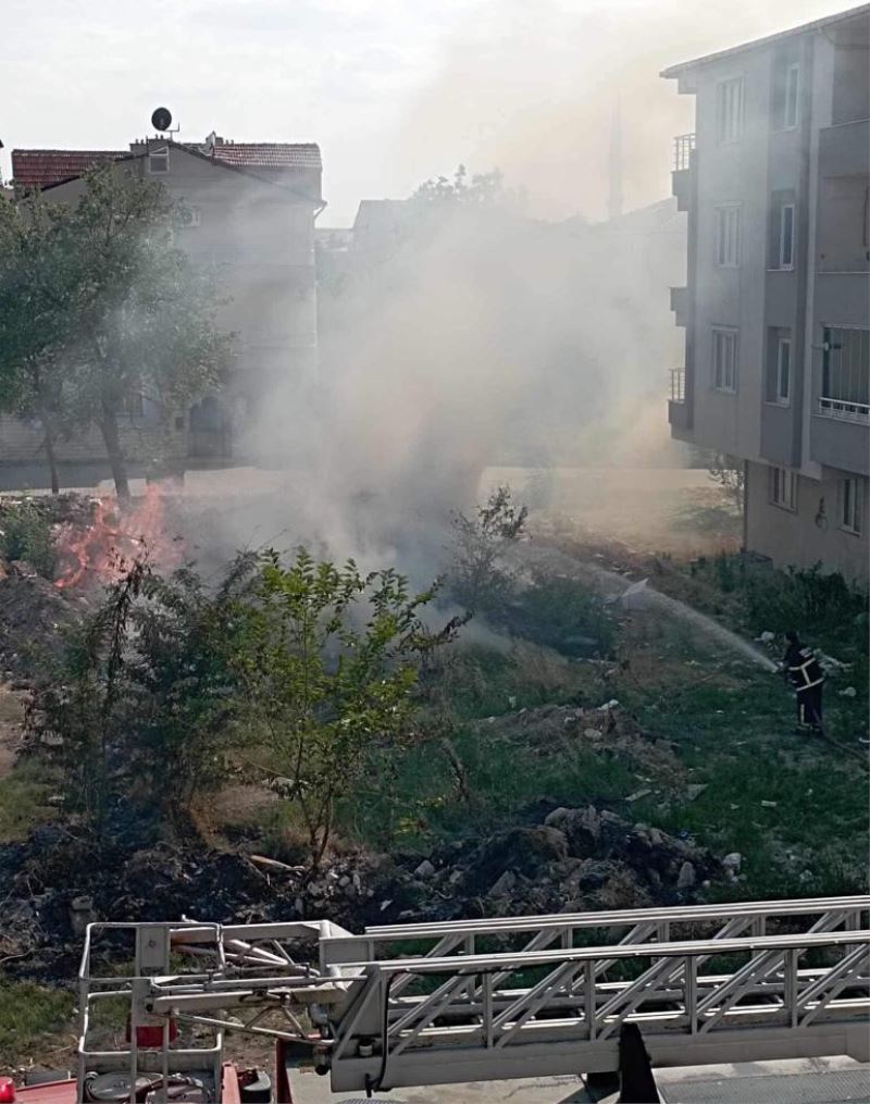 Arsa yangını mahalleliyi tedirgin etti
