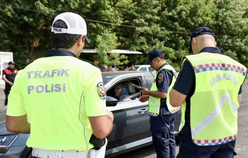 Bilecik’te bayram boyunca 940 personelin görev yaptığı 272 ekip, 10 radar ve 6 dron ile trafik denetimleri yapıldı
