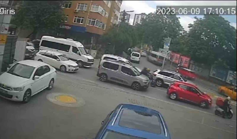 Kadıköy’de kırmızı ışıkta otomobilin camını kırıp çantayı çaldılar