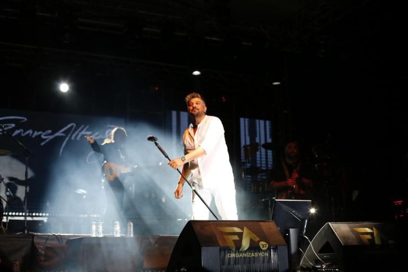 Altınova’da festival coşkusu Emre Altuğ konseriyle zirveye çıktı
