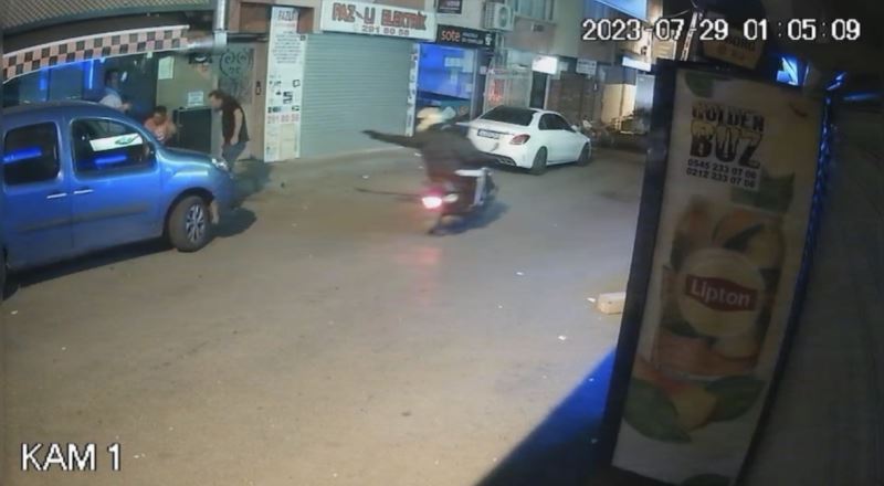   İstanbul’da silahlı saldırı kamerada: Sohbet ederken bacağından vuruldu