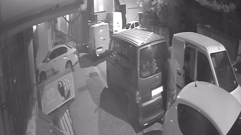İstanbul’da film gibi hırsızlık kamerada: Araca yol verip hırsızlığa devam ettiler
