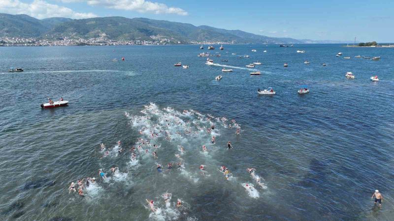 İzmit Körfezi’nin iki yakası bir araya geldi: 2 bin 650 metre kulaç attılar
