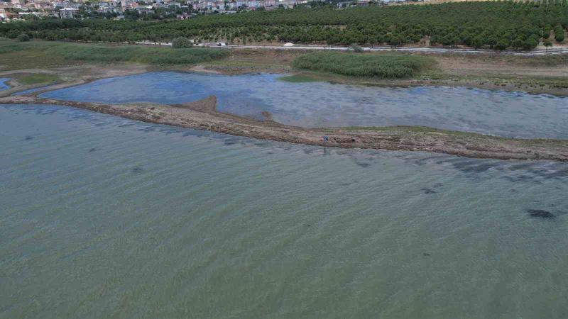 Büyükçekmece Gölü’nde su seviyesi yüzde 18’e geriledi: Göl havadan görüntülendi