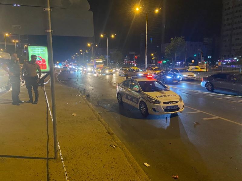 Kadıköy’de makas atarak ilerleyen araç motosiklete çarptı: 1 ölü
