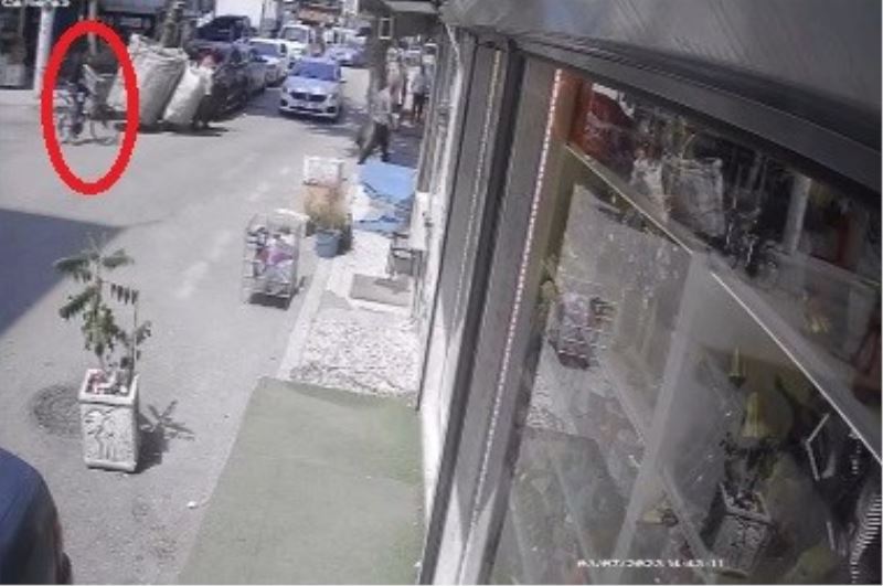 (Özel) Otomobil yolun karşısına geçen bisikletliye böyle çarptı
